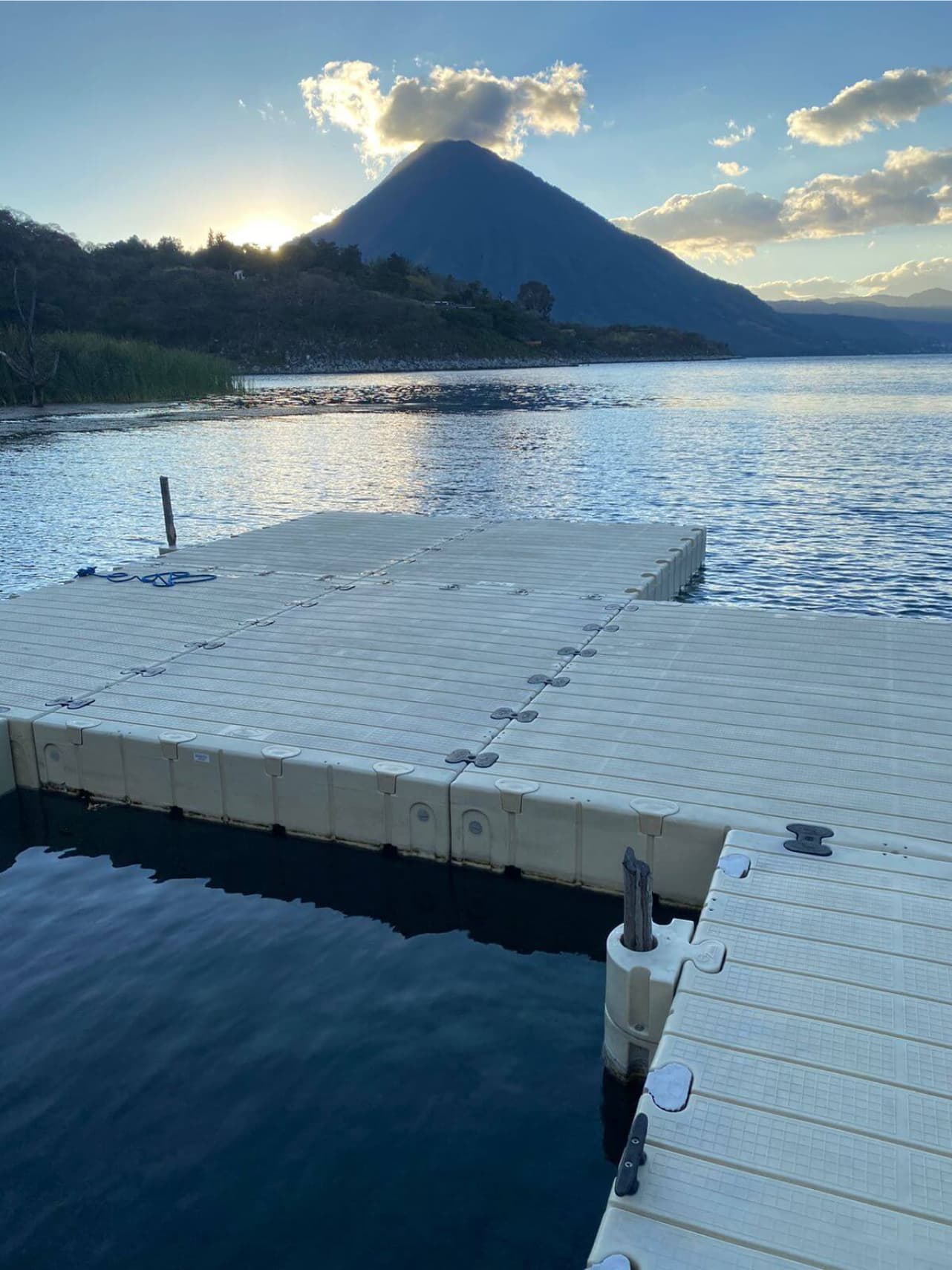 Imagen de plataformas con volcán